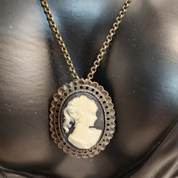 TRISTAN Vintage 1980s Antique Gold Cameo Pendant Necklace – Victorian Revival - Picture 5 of 11